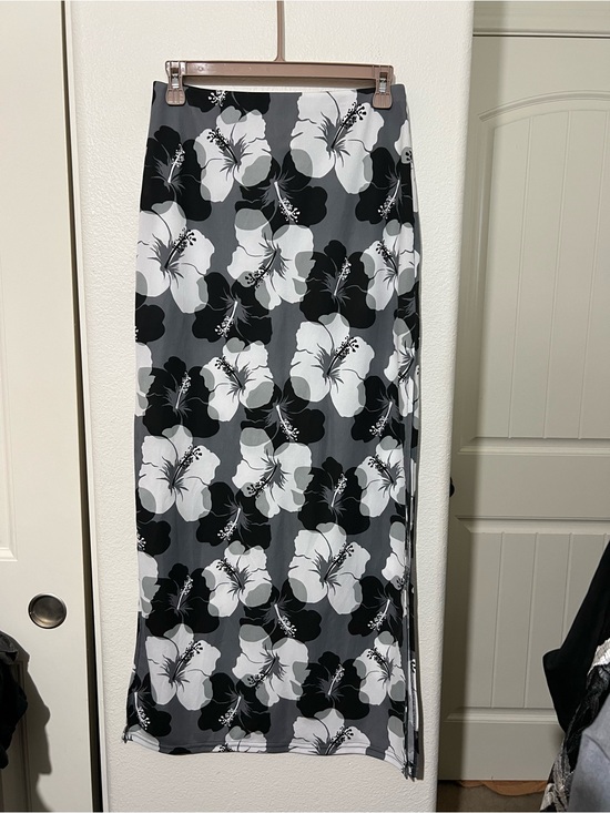 ENT Entrancy Dresses & Skirts - ENT Entrancy Black & White Floral Midi Skirt